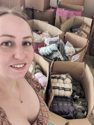 Vidíte ty krabice za mnou? Přestěhovali jsme sklad! 📦 A tohle je asi 1/20 krabic. 👉 Stávající místo nám na vaše objednávky...