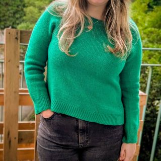 Zkrácený svetr, taky svetr. 💚 Po blokování je svetr z Daisy nositelný, ale zdaleka ne takový, jaký měl být. Na tu pohromu...