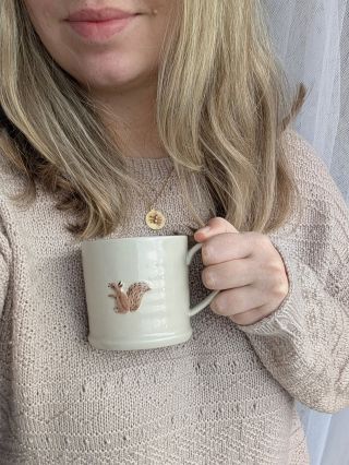 Soft mornings & warm coffee ☕🕊️🐿️ Uff, tohle byla výzva, ale ta nejkrásnější! 👇 Když jsem poprvé uviděla #peggysweater od...