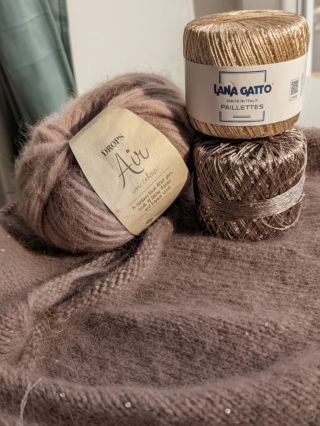 🍂✨ Jemná a nadýchaná 𝗗𝗥𝗢𝗣𝗦 𝗔𝗶𝗿 s třpytivými flitry 𝗟𝗮𝗻𝗮 𝗚𝗮𝘁𝘁𝗼 𝗣𝗮𝗶l𝗹𝗲𝘁𝘁𝗲𝘀 vytváří dokonalý mix na chladnější dny. Skvělé...